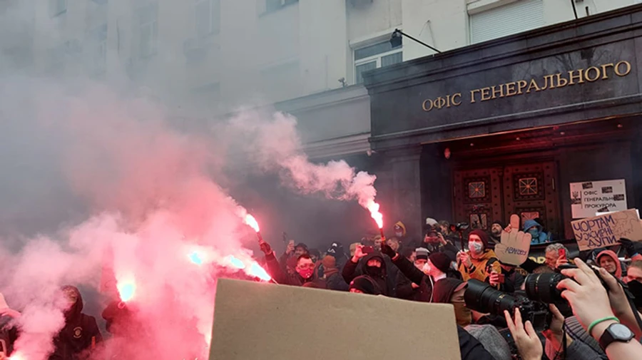 Прихильники Стерненка готуються до безстрокової акції, палять фаєри і шашки