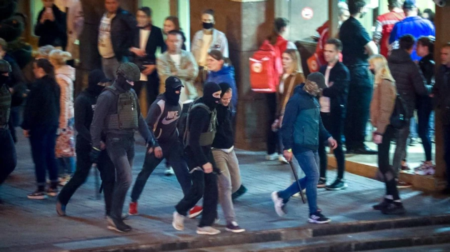 У Мінську почалися зіткнення людей з силовиками: влада зігнала ОМОН та тітушок