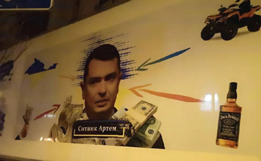 Под НАБУ пригнали фуру с антирекламой Сытника