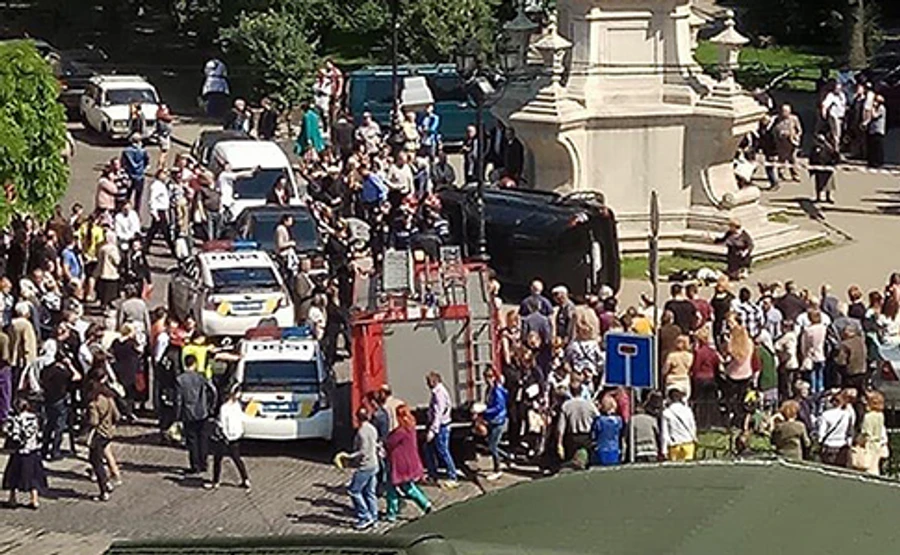 У Львові позашляховик в'їхав у натовп, є загибла й поранена
