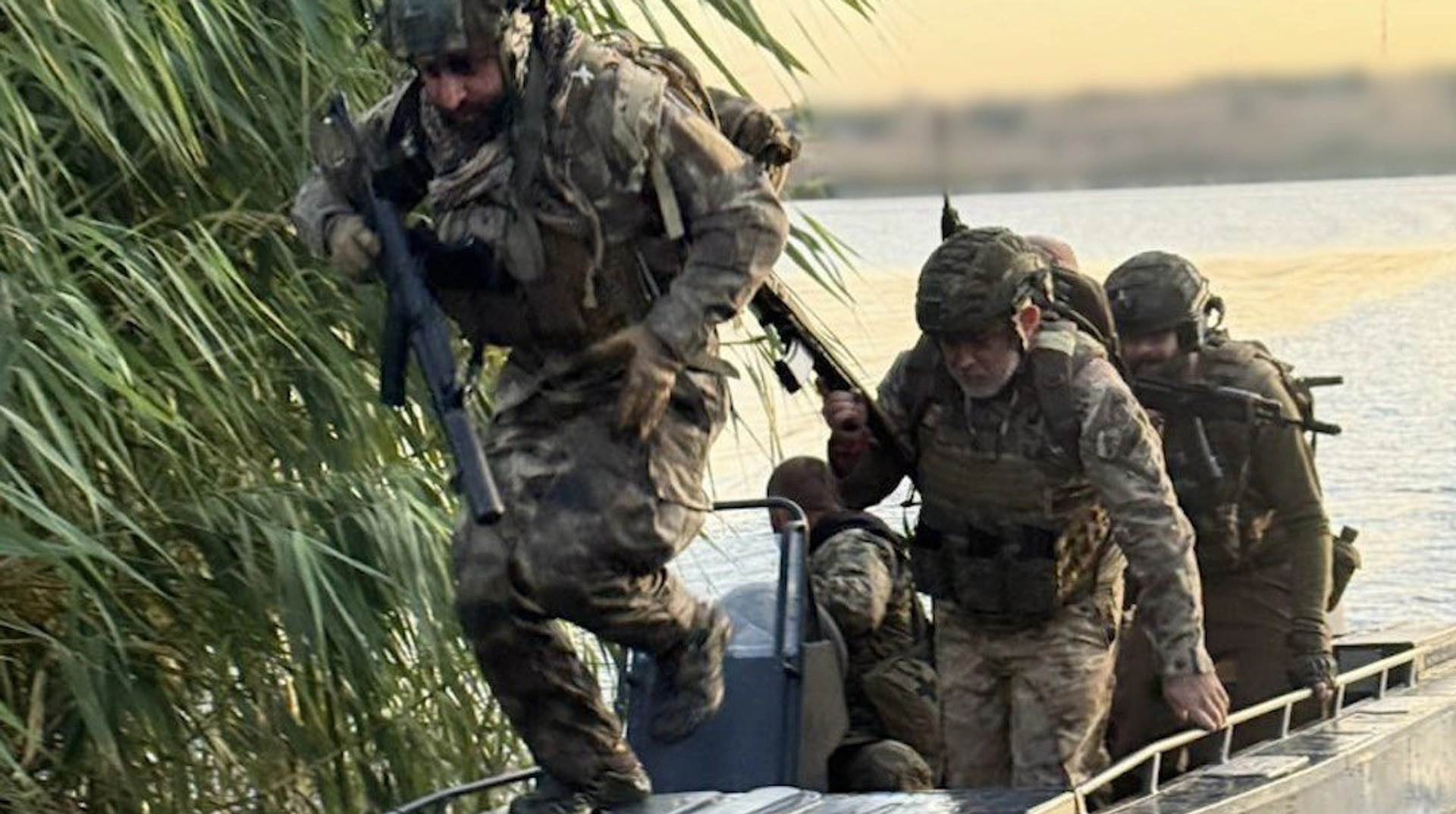 Russia intensifies assaults near two bridges in Kherson Oblast under cover of fog, says Ukrainian military official