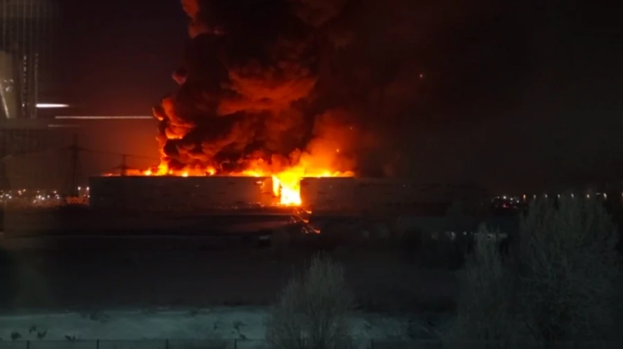 Massive fire engulfs 50,000 sq m warehouse near St. Petersburg – photo, video
