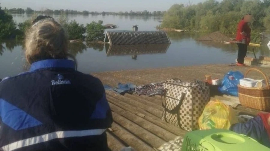 Russians give cash payments and hepatitis A vaccine to Russian passport holders only in Oleshky, Kherson Oblast 