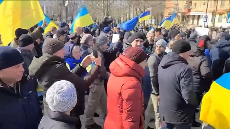 У Херсоні військові РФ розігнали мітинг, а в Новій Каховці провалився мітинг росіян 