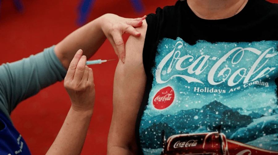 Дорослим у Британії запропонують бустерну COVID-вакцину до кінця року