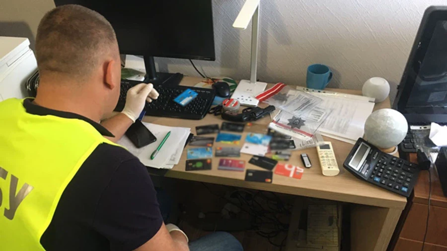 У Києві на замовлення турфірм масово підробляли ПЛР-тести і довідки про щеплення 