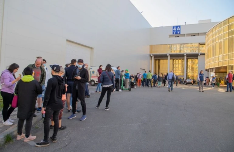 Щоб не стояти 5 годин у черзі: МОЗ пропонує попередній запис на вакцинацію до МВЦ