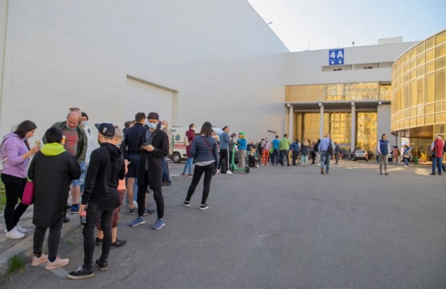 Чтобы не стоять 5 часов в очереди: Минздрав предлагает предварительную запись на вакцинацию в МВЦ