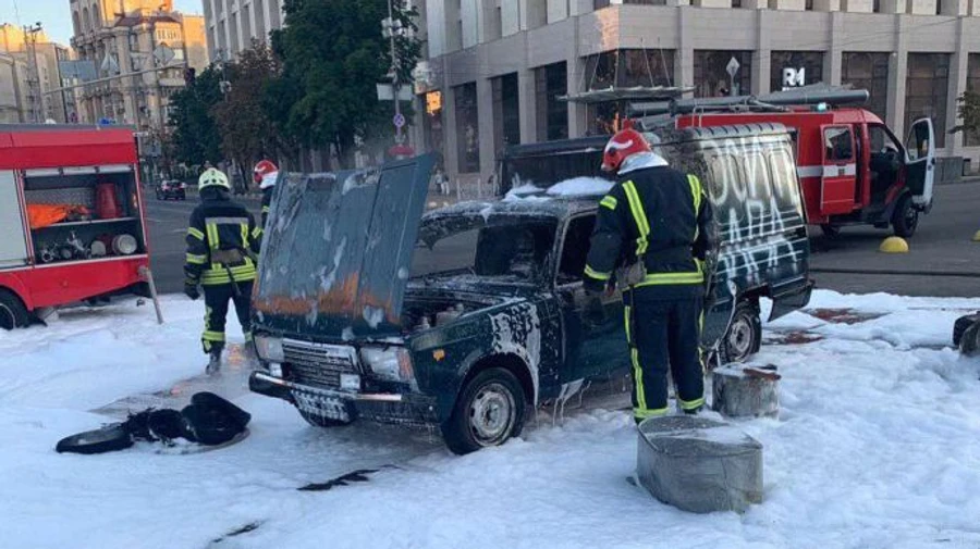 На Хрещатику чоловік облив із каністри авто і підпалив шини