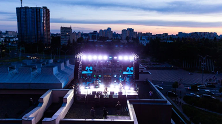 В автомобиле, на балконах и под открытым небом. Какое будущее у концертов в Украине