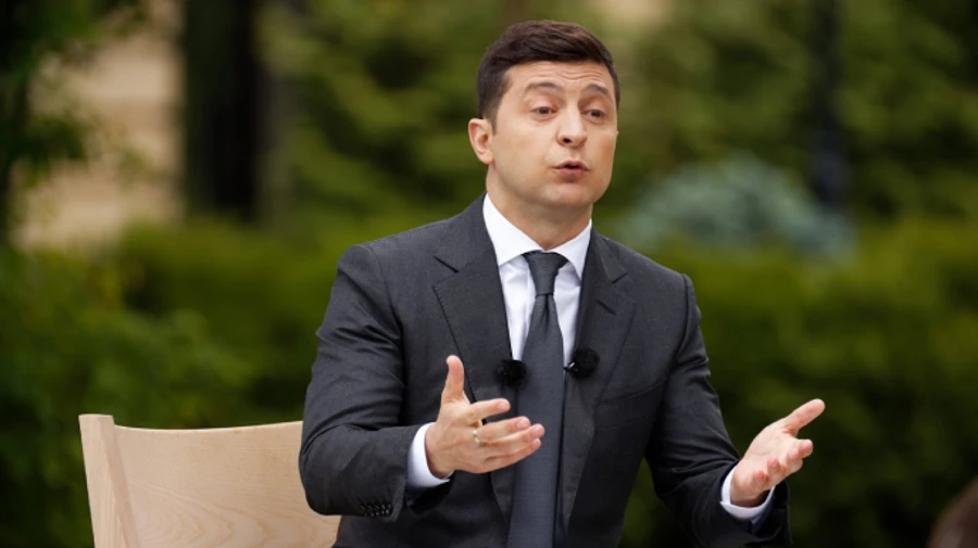 Несмотря на COVID у жены, Зеленский продолжает ездить в офис