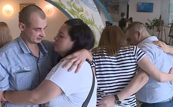 Звільнені українці прибули до Києва, Медведчук відповів Зеленському