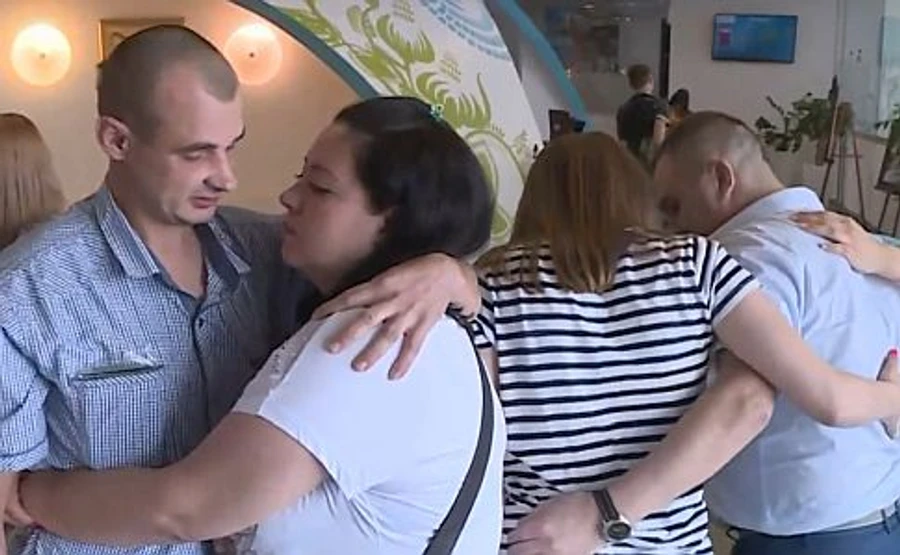 Освобожденные украинцы прибыли в Киев, Медведчук ответил Зеленскому