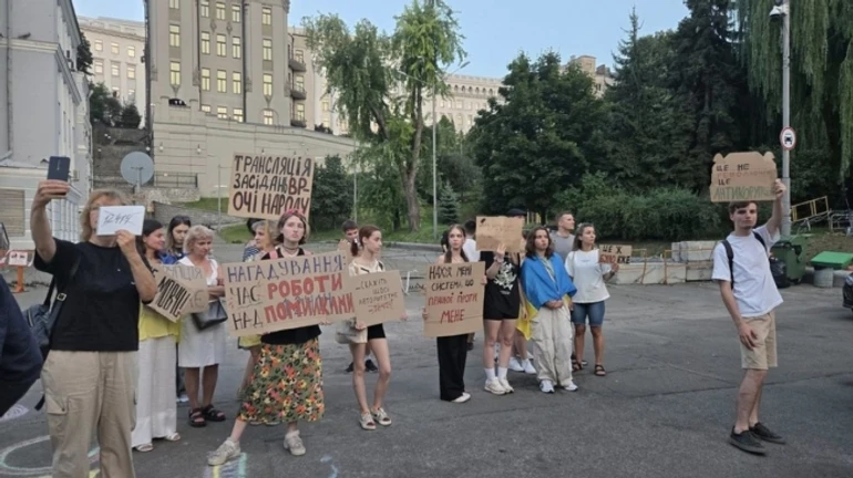 В Киеве шестой день подряд продолжаются акции протеста против закона о НАБУ и САП