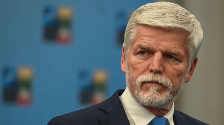 Президент Чехії не підтримує зняття українських прапорів на установах