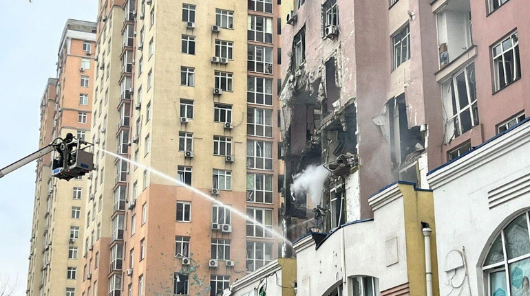 В Киеве в результате обстрела РФ повреждены общежитие НАУ и здание МОН