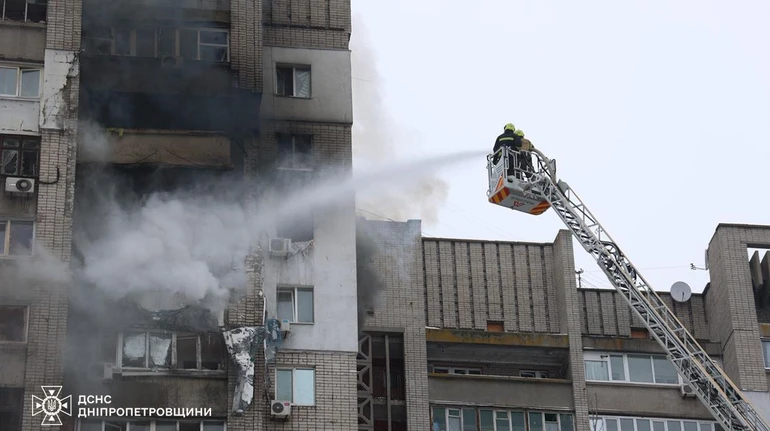 ДСНС показала наслідки російського удару по висотці у Дніпрі