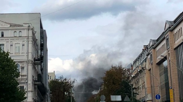 Російський дрон упав в центрі Києва, на місці піднімається дим від пожежі