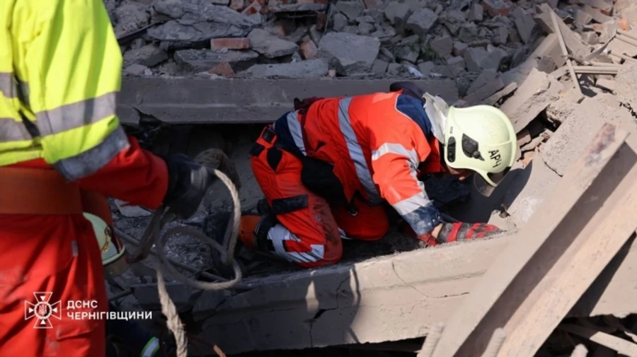 У Чернігові деблокували з-під завалів тіла двох працівників підприємства, яке атакувала РФ
