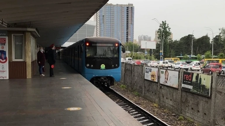 В Киеве из-за ночной атаки повреждены пути метро между станциями Дарница – Левобережная