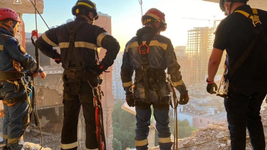 В Днепре до сих пор продолжаются поисковые работы после российского удара - спасены два человека