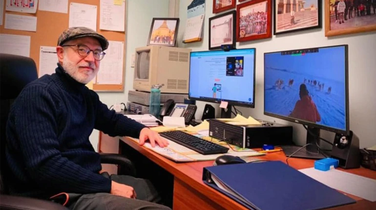 Хотя на миг отвлечь от войны: история канадского директора, проводящего уроки для украинских учеников