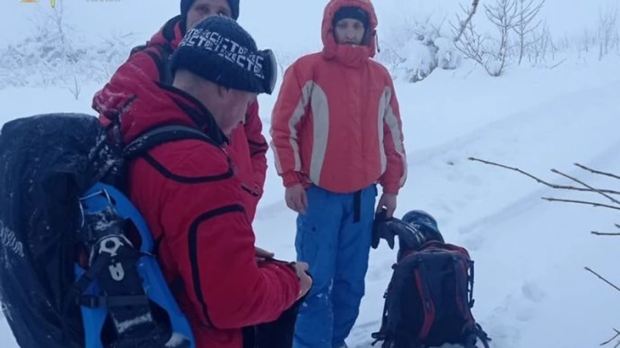 У засніжених Карпатах третю добу шукають чоловіка, що вирішив покататись на снігоході