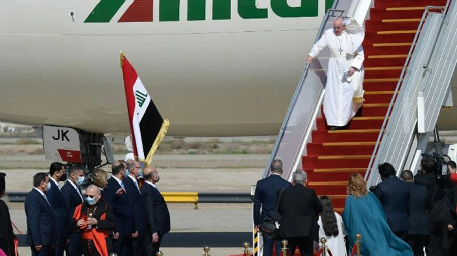 Папа Римський прибув з історичним візитом в Ірак