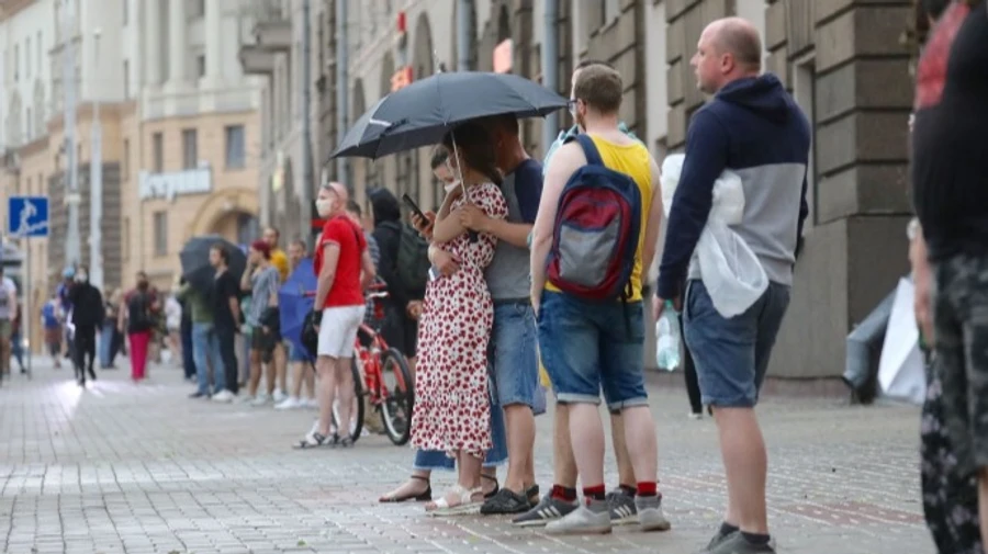 Мешканці Мінська вишикувались у двокілометрову чергу: підтримують затриманих активістів