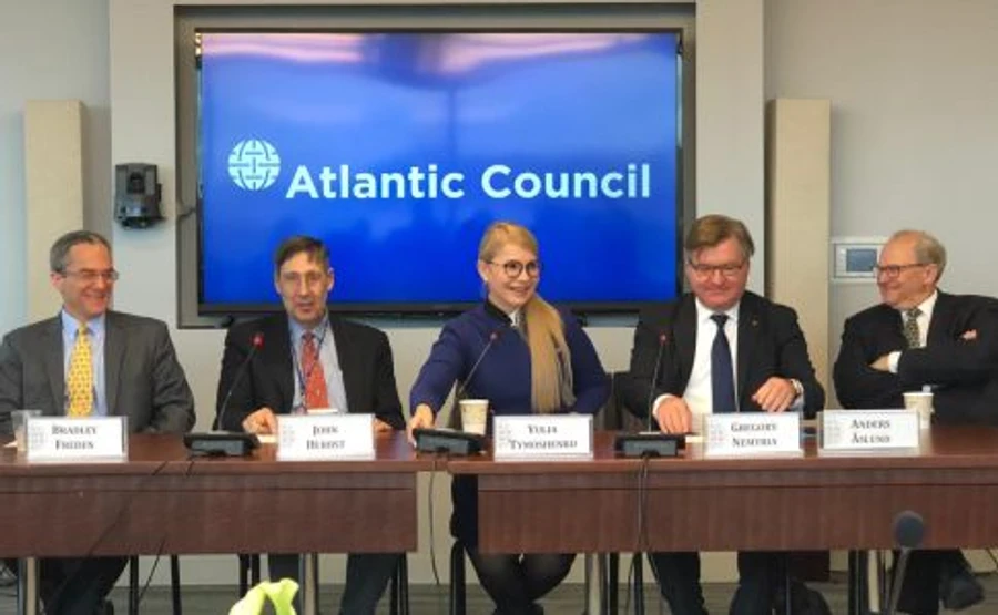 Тимошенко в США поговорила з Волкером і сходила на круглий стіл