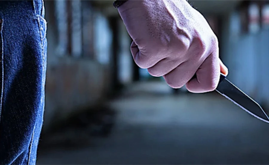 На Донеччині п’яний поліцейський підрізав двох людей