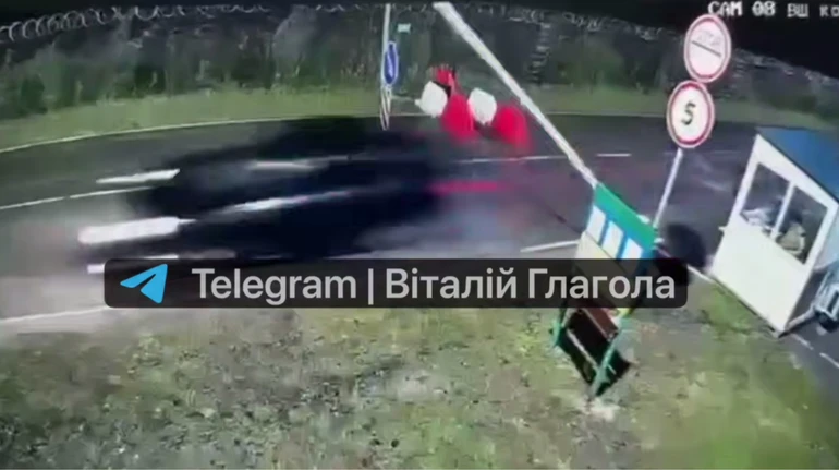 Водитель внедорожника протаранил шлагбаумы на границе и прорвался в Венгрию