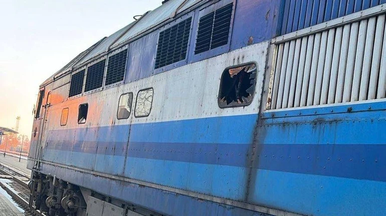 У потяг Київ-Суми з 200 людьми влучив безпілотник