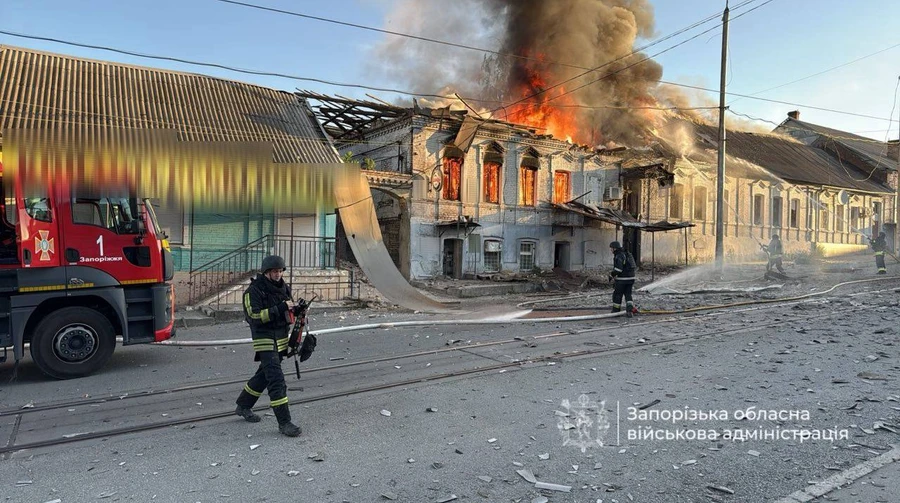 Россияне дронами атаковали Запорожье: возник пожар, погибла женщина, трое раненых