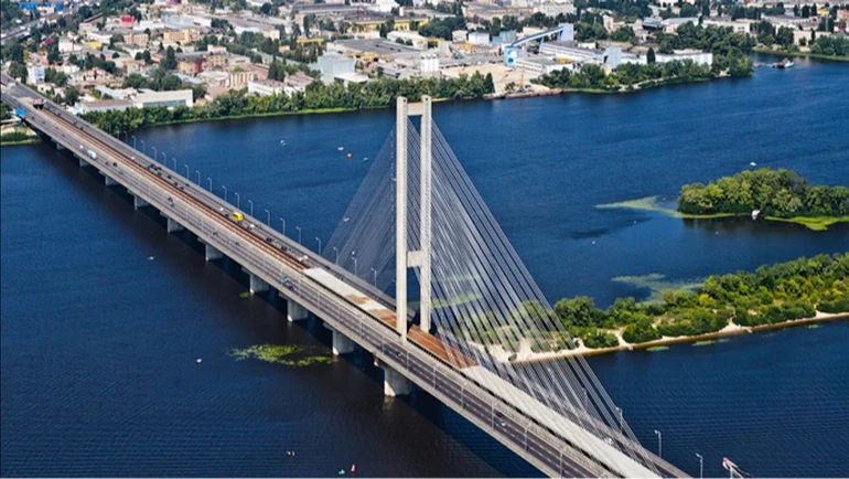 Kyiv closes Pivdennyi and Paton bridges after Russian attack, restricts traffic on Metro Bridge