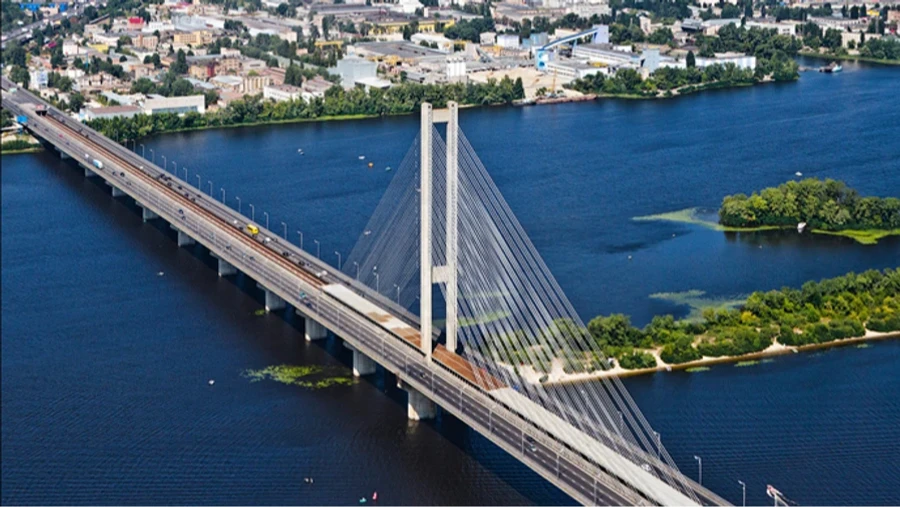 В Киеве после атаки РФ перекрыли Южный мост, на мостах Патона и Метро ограничили движение