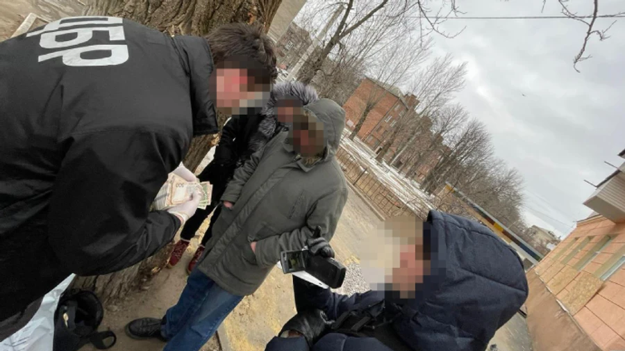 ДБР: Кадровик бригади ТРО вимагав хабар з бійців за переведення в тил – затримали з 1 млн