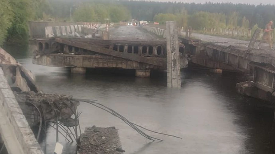 Київщина: у Демидові через блискавку зруйновано міст, є загиблий