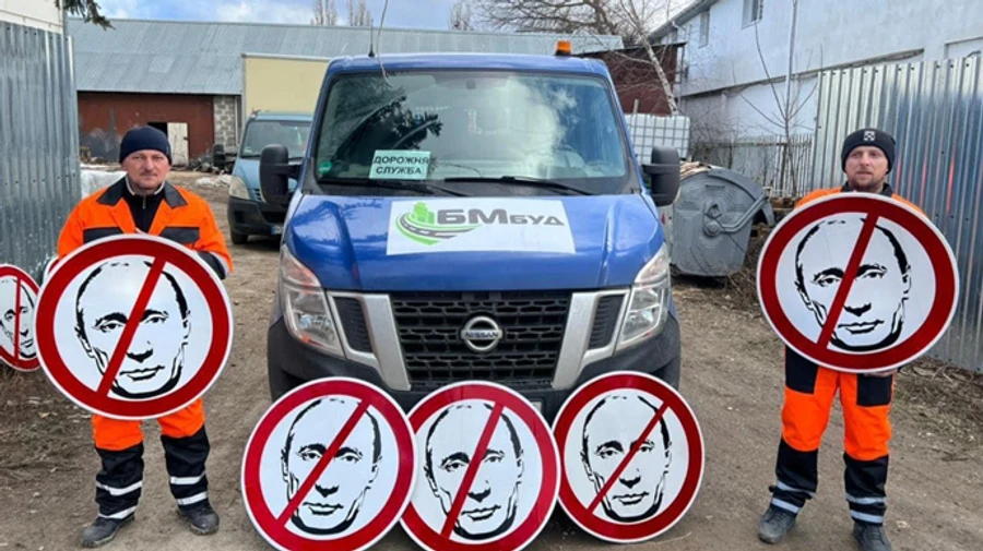 State Agency of Automobile Roads of Ukraine sets up new road sign: traffic forbidden to Putin