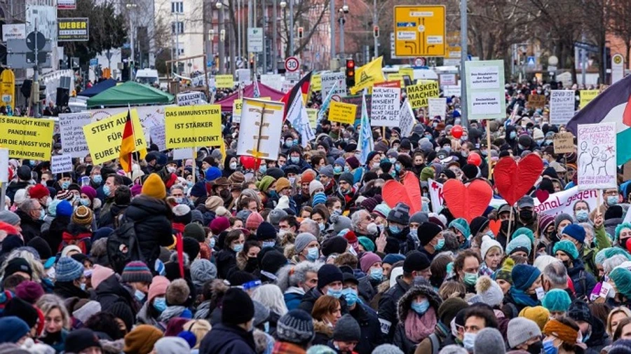 В Германии более 30 тысяч человек вышли на антикарантинные акции протестов