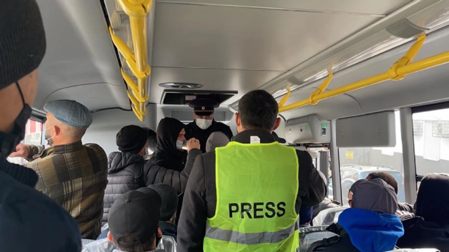 Российские силовики задержали крымских татар под зданием суда в оккупированном Симферополе