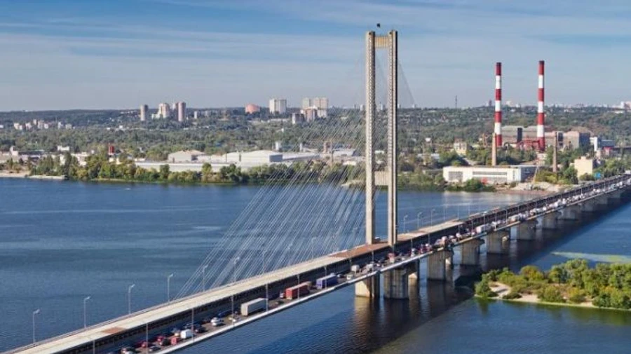 На Південному мосту у Києві обмежено рух на правий берег: аварійний шов
