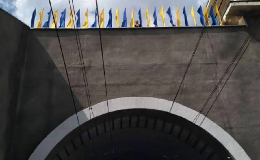 Порошенко прокатился в кабине машиниста и открыл Бескидский тоннель