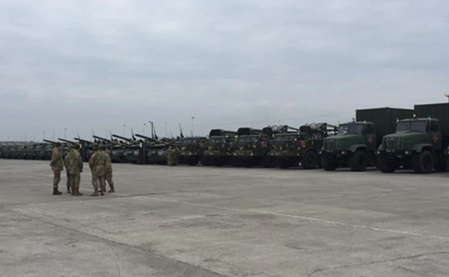 Бірюков показав, яке озброєння Порошенко передав армії