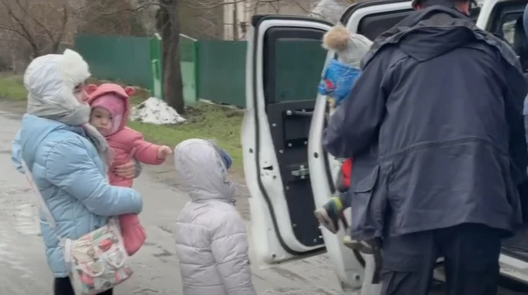 Долітає все, що може: із селища на Запоріжжі евакуювали 14 дітей і їхні родини