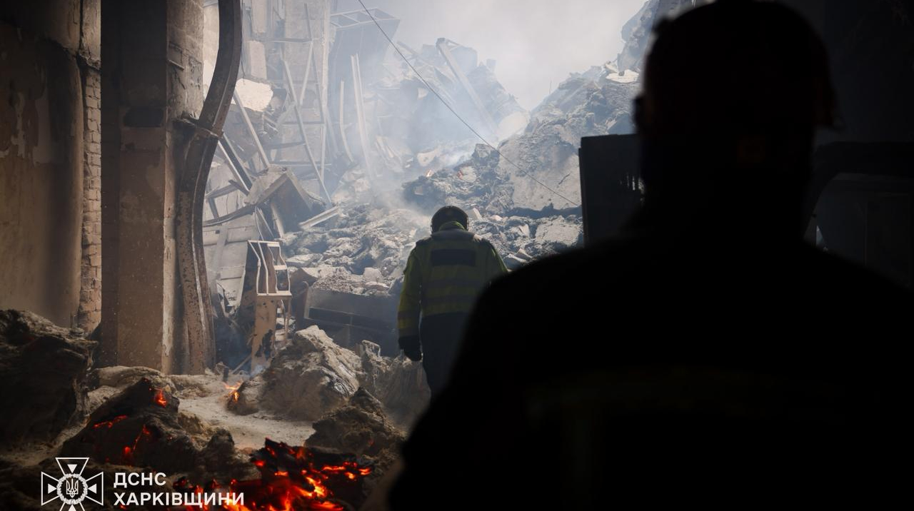 Росіяни вдарили по підприємству на Харківщині: з-під завалів дістали загиблу людину