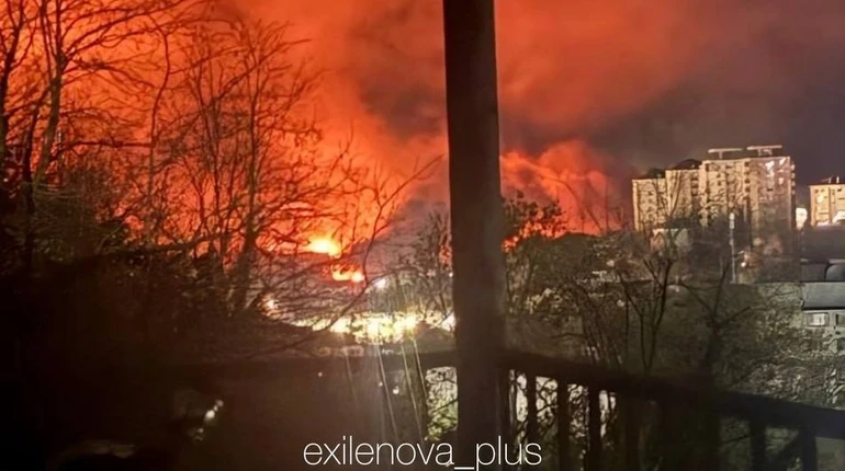 Після атаки дронів у Краснодарському краї РФ горить НПЗ – пабліки