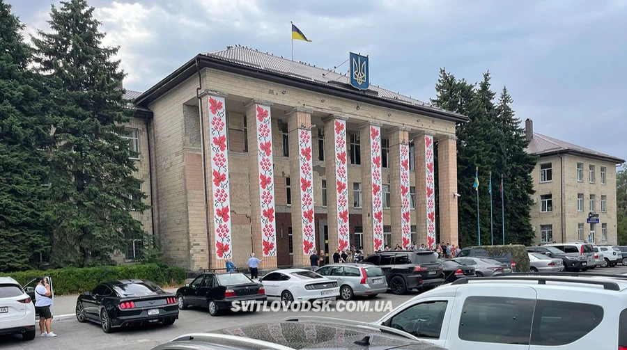 В городском совете в Кировоградской области прозвучали выстрелы: двое людей ранены