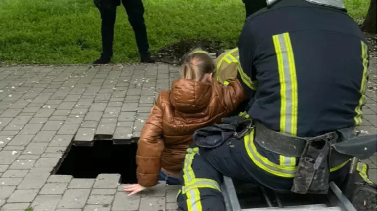 В Одесі школярка впала у 4-метрову яму – під дитиною провалилася тротуарна плитка