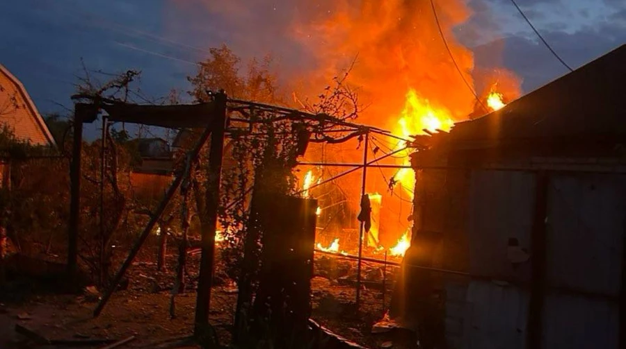 Росіяни вдарили по Запоріжжю: загорівся будинок, поранена жінка